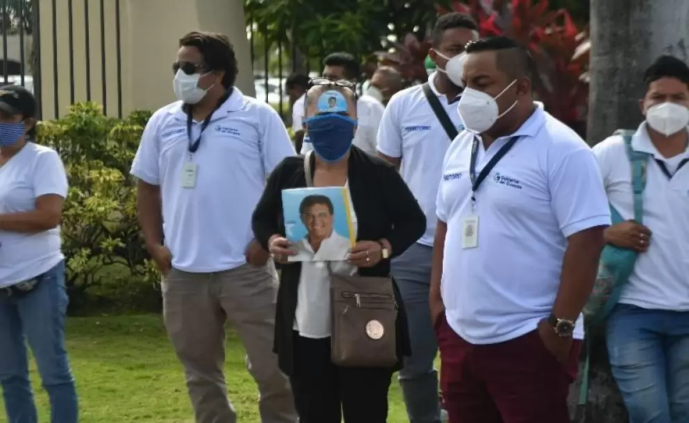 Familiares y amigos acuden a velatorio privado del prefecto Carlos Luis Morales