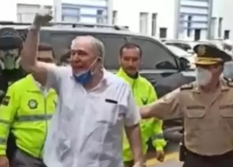 Juez ordena arresto domiciliario para expresidente Abdal Bucaram por trfico de armas