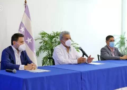 Lenín Moreno participó en firma de acuerdo para ampliar vía que une Guayas y El Oro