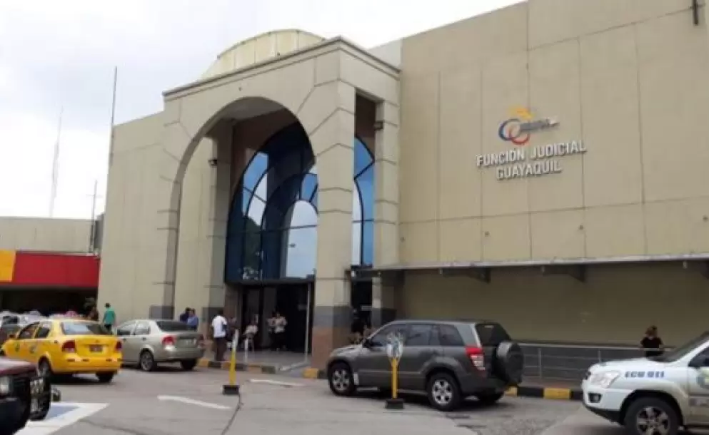 Jueza dicta arresto domiciliario para exdirector del Hospital del IESS-Guayaquil indagado por presuntas irregularidades en compras de insumos