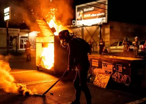 Muere una persona en tiroteo durante protestas en el centro de Portland