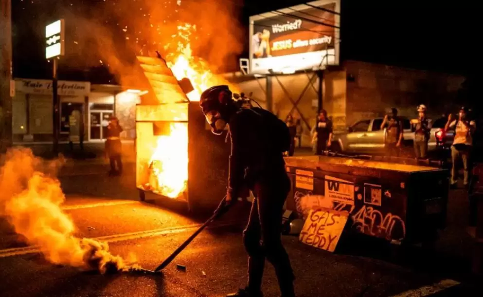 Muere una persona en tiroteo durante protestas en el centro de Portland