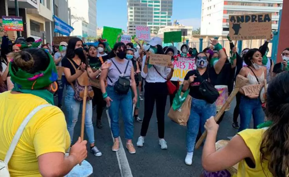 Grupos de mujeres salen a las calles en rechazo a veto total del Código de la Salud