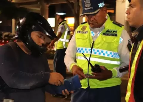 Agentes de la Agencia Metropolitana de Trnsito de Quito harn cumplir medidas restrictivas de circulacin