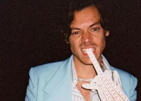 Harry Styles, exintegrante de One Direction, estrenó video oficial de su canción “Golden”
