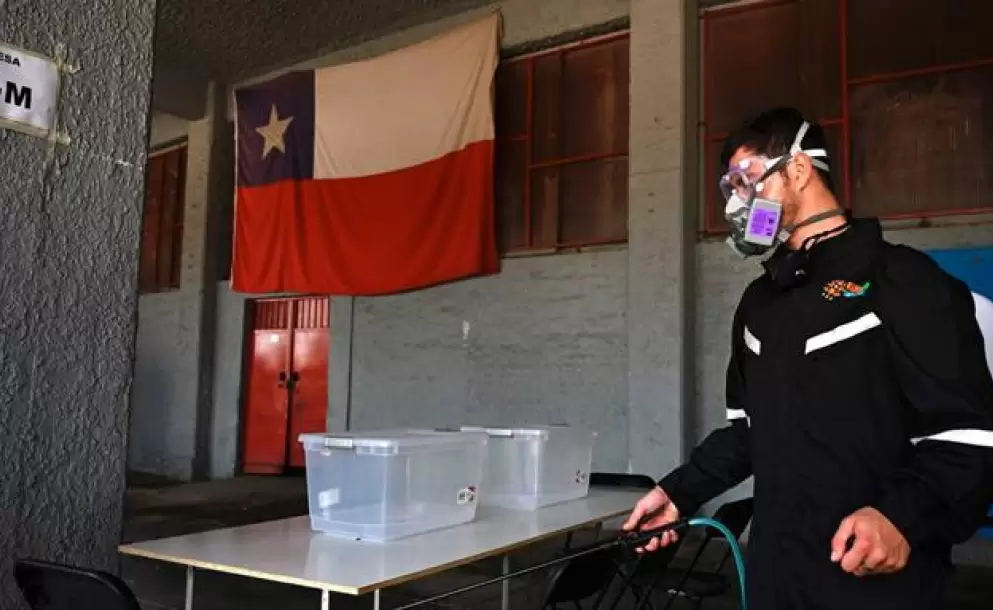 Chile se prepara para el plebiscito constitucional del domingo mientras los casos de COVID-19 superan el medio milln