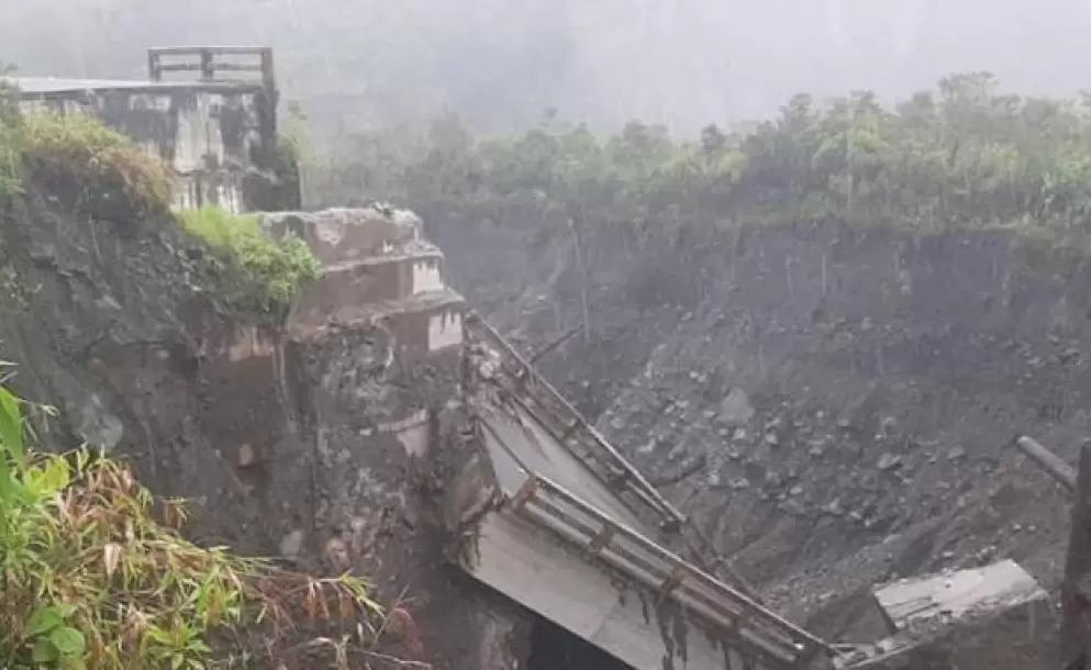 Puente en Napo colapsó por erosión regresiva del río Coca