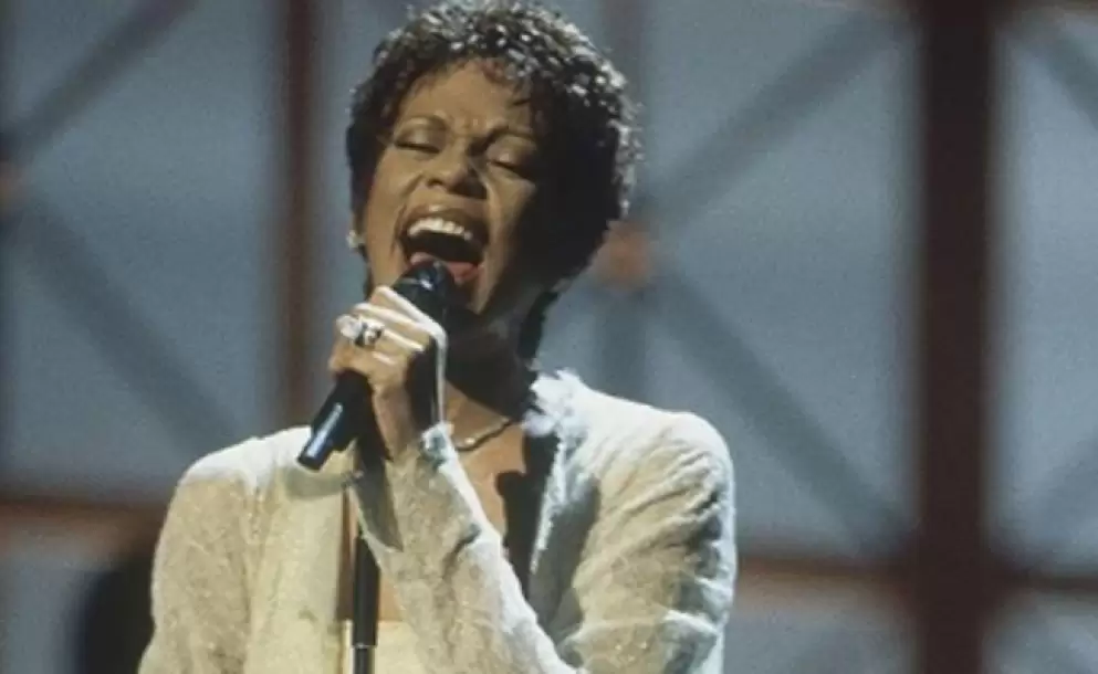 Whitney Houston hace historia con tercer disco de diamante