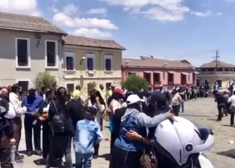 Aglomeracin de personas en cementerio tradicional de Quito