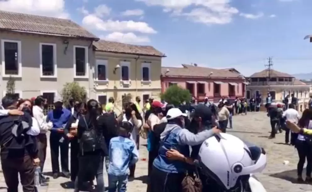 Aglomeración de personas en cementerio tradicional de Quito
