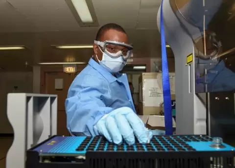 Reino Unido detecta nueva cepa del coronavirus SARS-CoV-2 que se propaga con gran rapidez