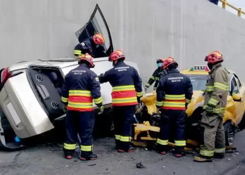 Una persona fallecida y cinco heridas deja un choque frontal ocurrido al norte de Quito