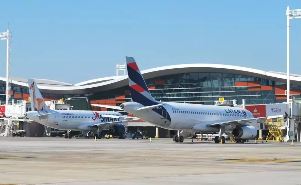 Chile fija nuevas restricciones para visitantes ante aumento de casos de COVID-19