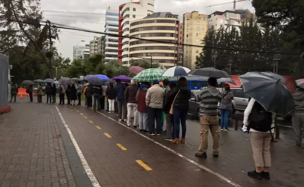 Espera de adultos mayores para vacunarse, de pie y bajo lluvia, causa destitución de funcionarios