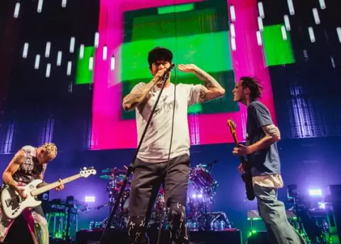 Red Hot Chili Peppers venden su cat�logo a Fondo Brit�nico