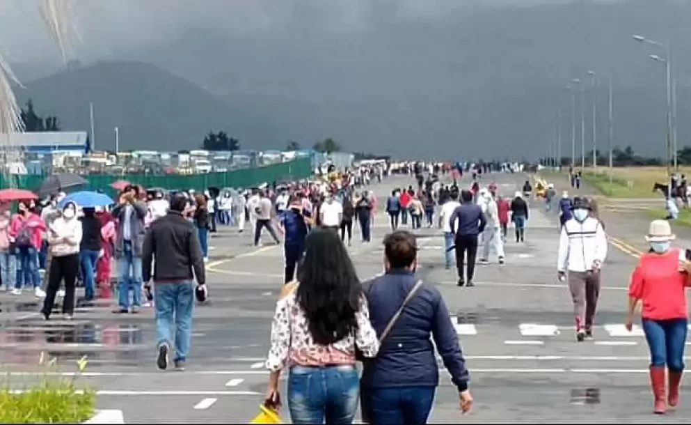 Docentes enfrentan largas filas e inclemencias del tiempo para recibir la vacuna contra el coronavirus en Quito