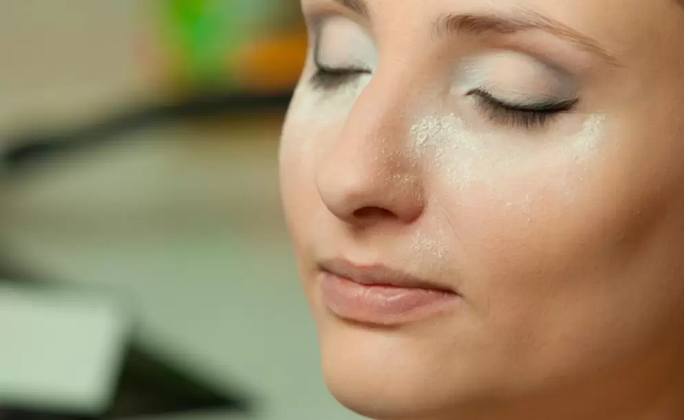 Maquillaje para reducir expresiones y manchas