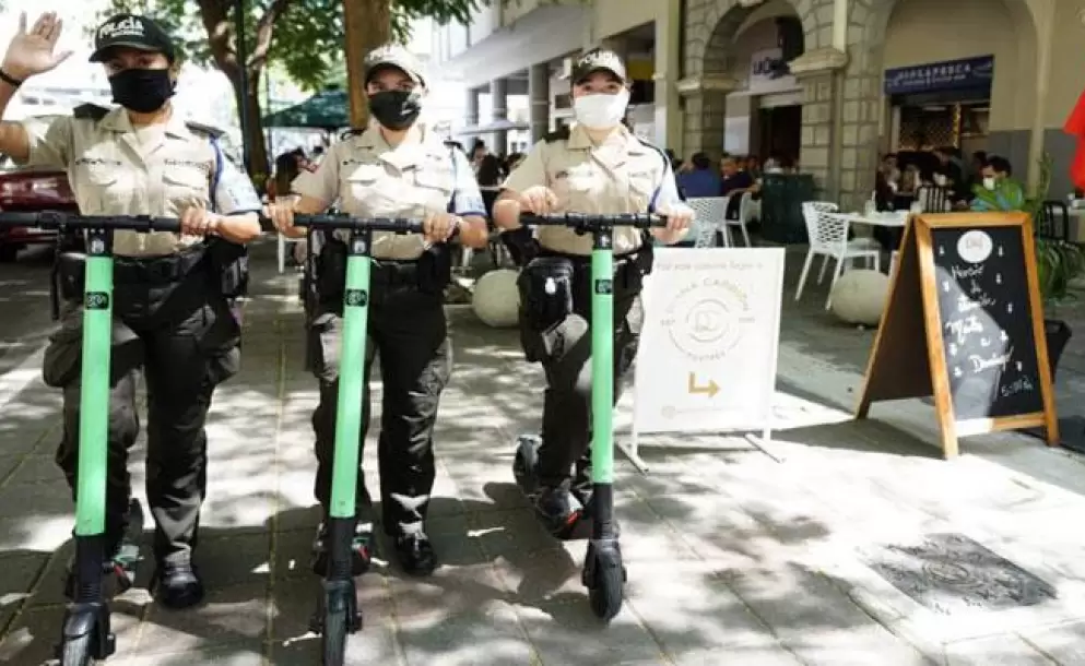 Servidores policiales recorren destinos turísticos de Guayaquil como parte de capacitación promovida por el Ministerio del ramo