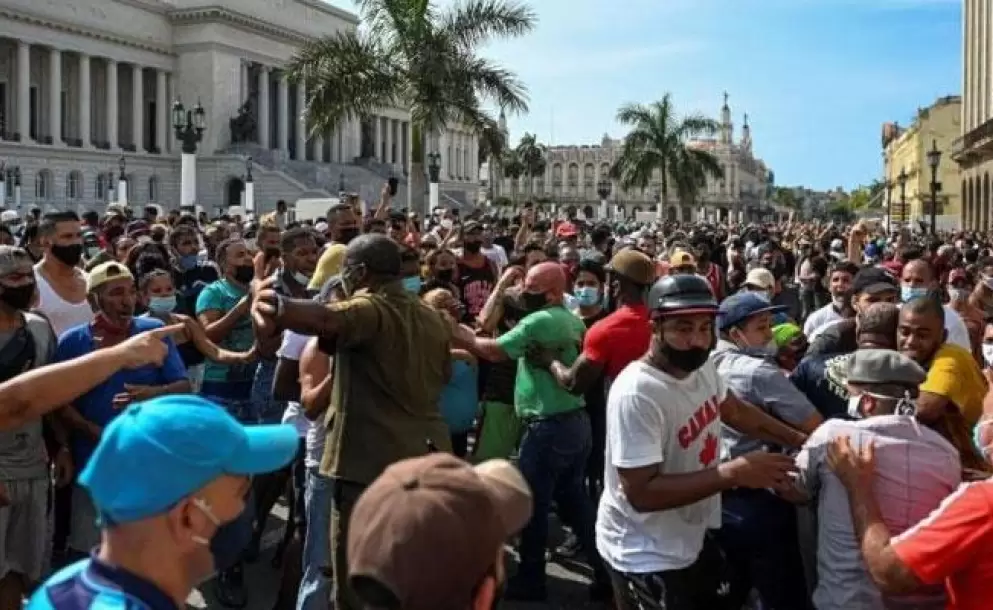Grandes manifestaciones en Cuba por la escasez de alimentos y la falta de vacunas