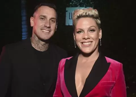 Marido de Pink pasa por ciruga en la columna