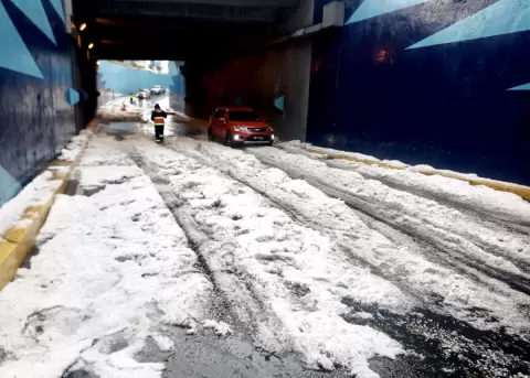 El Cuerpo de Bomberos de Quito atendi 20 incidentes a causa de las fuertes lluvias con granizo
