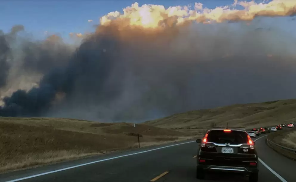 Incendios forestales en Estados Unidos consumen centenares de casas y se alertó de evacuaciones