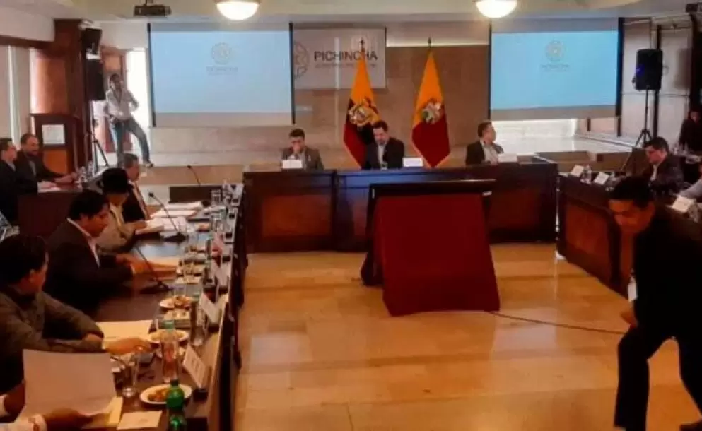 Asociacin de Trabajadores de la Prefectura de Pichincha denuncia incremento desmedido de nmina, malos tratos y acoso laboral