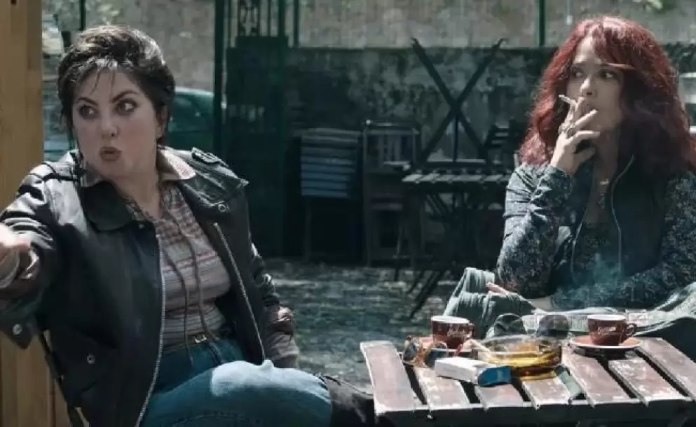 Lady Gaga revela que bes a Salma Hayek en la boca