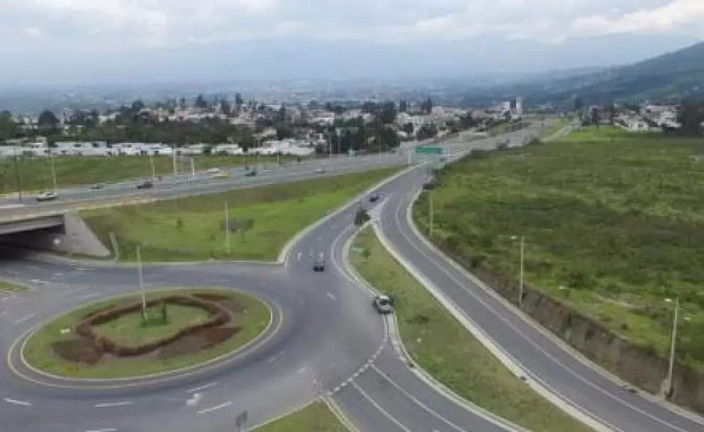 Fuerte lluvia provoca acumulaci�n de agua y congesti�n en la Ruta Viva