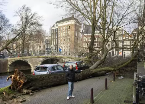 Tormenta Eunice, en el noroeste de Europa, deja 13 muertos