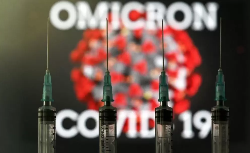 Vacunarse con la tercera dosis aumenta la protección contra Ómicron en un 80%, afirma Estuardo Salgado, experto en salud