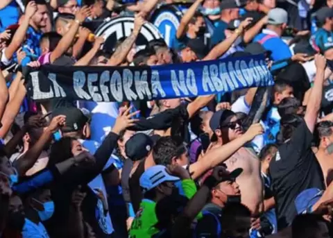 Batalla campal deja hinchas fallecidos en partido Quertaro- Atlas