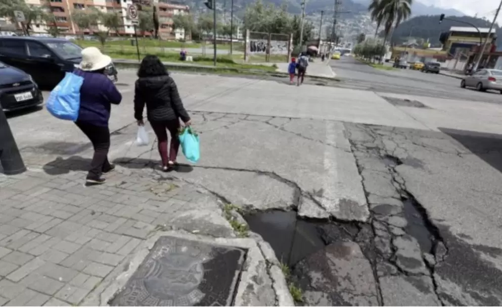 De 7 mil alcantarillas que han sido robadas en Quito, el municipio planea reponer solo 4 mil, afirma concejal Fernando Morales