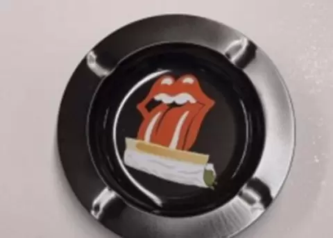 Representantes de Rolling Stone se querellan contra comerciante chilena por ceniceros con imagen de la lengua