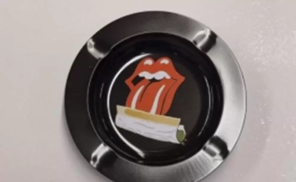 Representantes de Rolling Stone se querellan contra comerciante chilena por ceniceros con imagen de la lengua