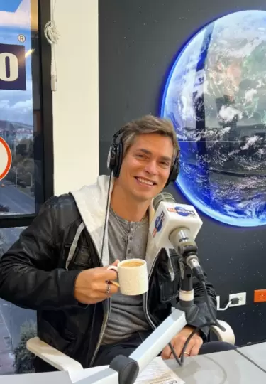 Carlos Baute festeja el logro de Colgando en tus Manos.