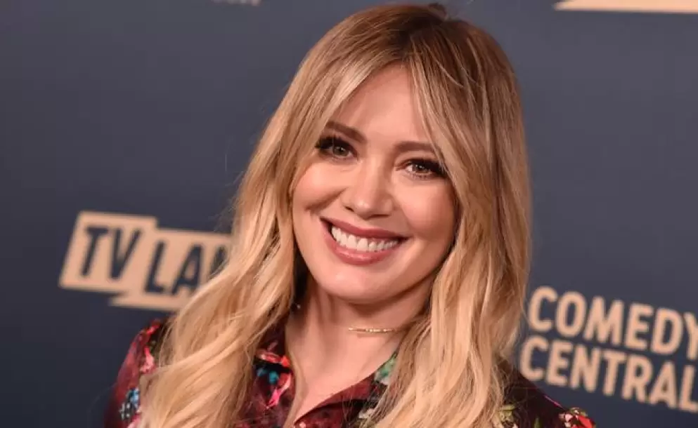 Hilary Duff asiste a concierto de The Killers y regala 'selfies' a fans