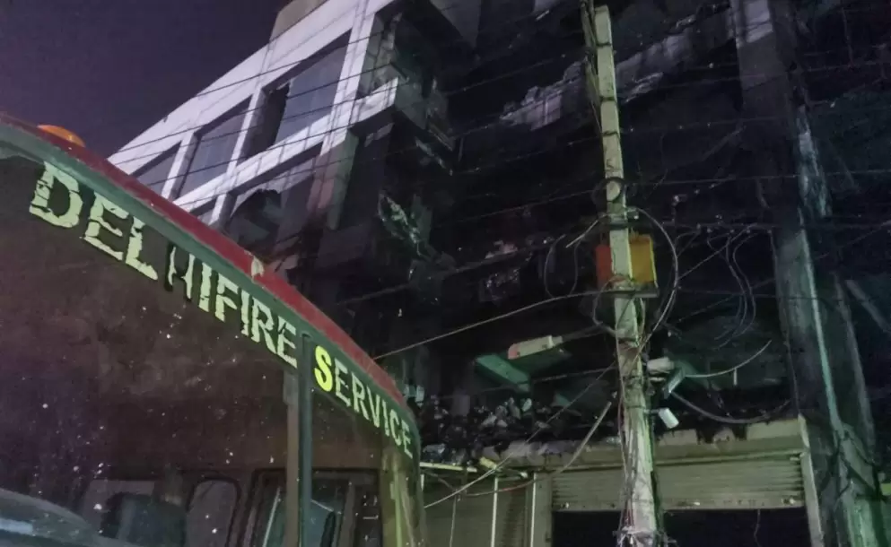 Incendio en edificio de India deja 27 fallecidos