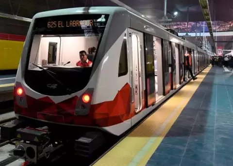Quito Honesto entrega a Fiscala inconsistencias en el contrato de asesora para el 'Metro de Quito', en 2013