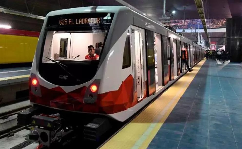 Quito Honesto entrega a Fiscala inconsistencias en el contrato de asesora para el 'Metro de Quito', en 2013