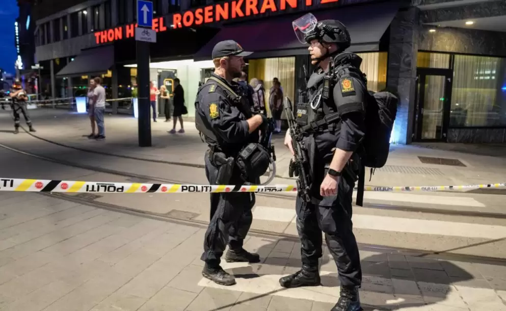 Dos fallecidos y varios heridos graves registra tiroteo en zona de bares de Oslo