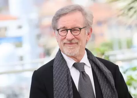Steven Spielberg dirige su primer video musical con un telfono