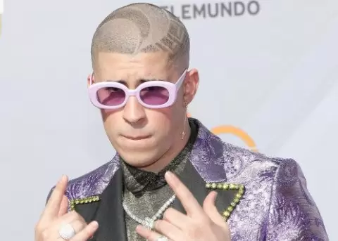 Bad Bunny es ovacionado durante un partido de softball en el All-Star