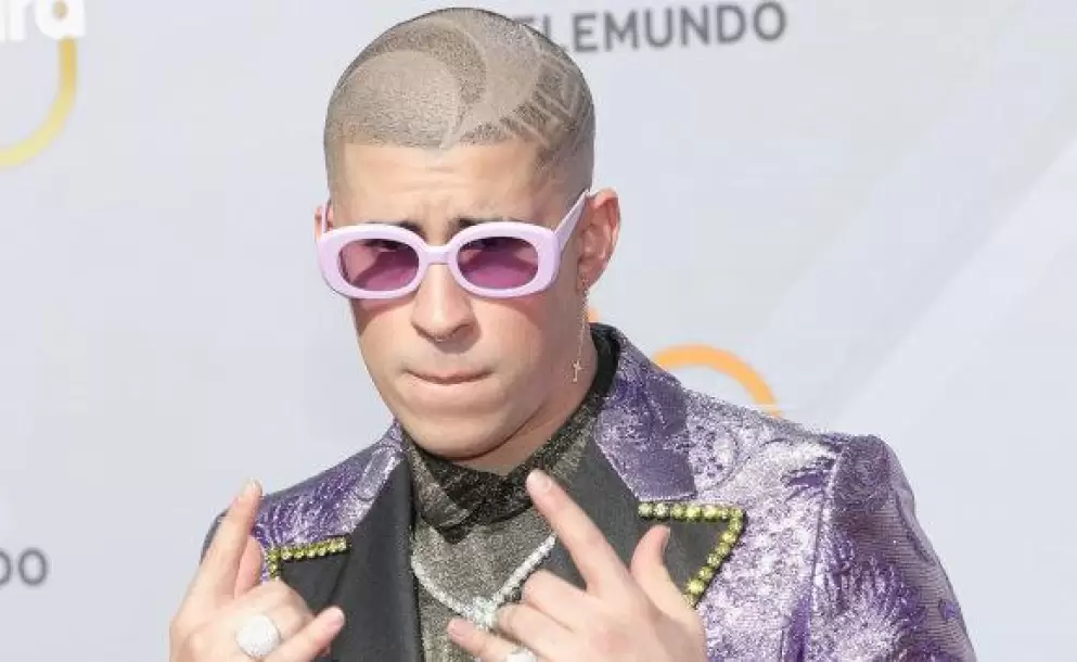 Bad Bunny es ovacionado durante un partido de softball en el All-Star