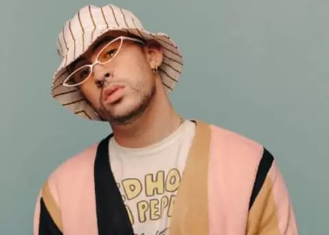 Bad Bunny bes a su bailarn en la presentacin en vivo de los MTV VMAs 2022