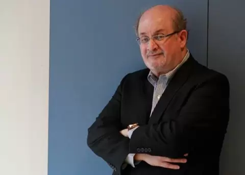 Quin es el sospechoso procesado por el ataque a Salman Rushdie?