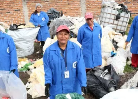 Censo a recicladores de base busca incluir a este sector en el sistema laboral del IESS, dice ministro Bernal