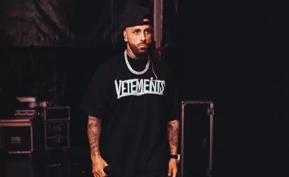 Nicky Jam llora al recibir de su pap el premio Saln de la Fama en los Billboard 2022