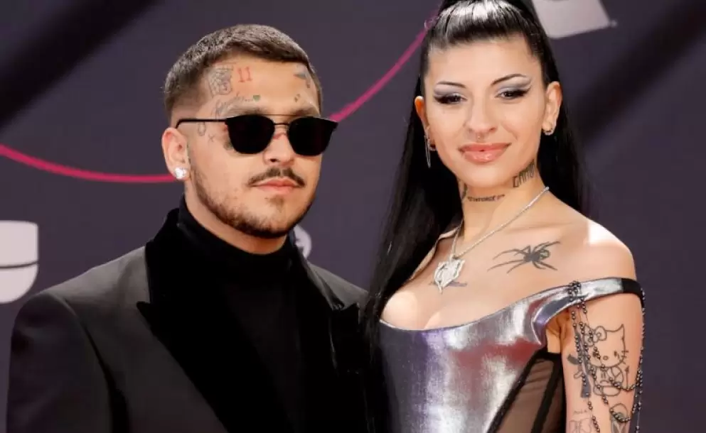 Nodal se lleva un Grammy y se lo dedica a Cazzu; "gracias por reiniciarme la vida"
