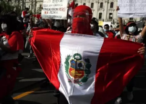Marcha contra el presidente Pedro Castillo se desarrolla en Lima